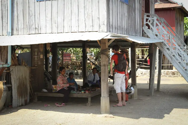 Un petit groupe de visiteurs reçu chez les artisans