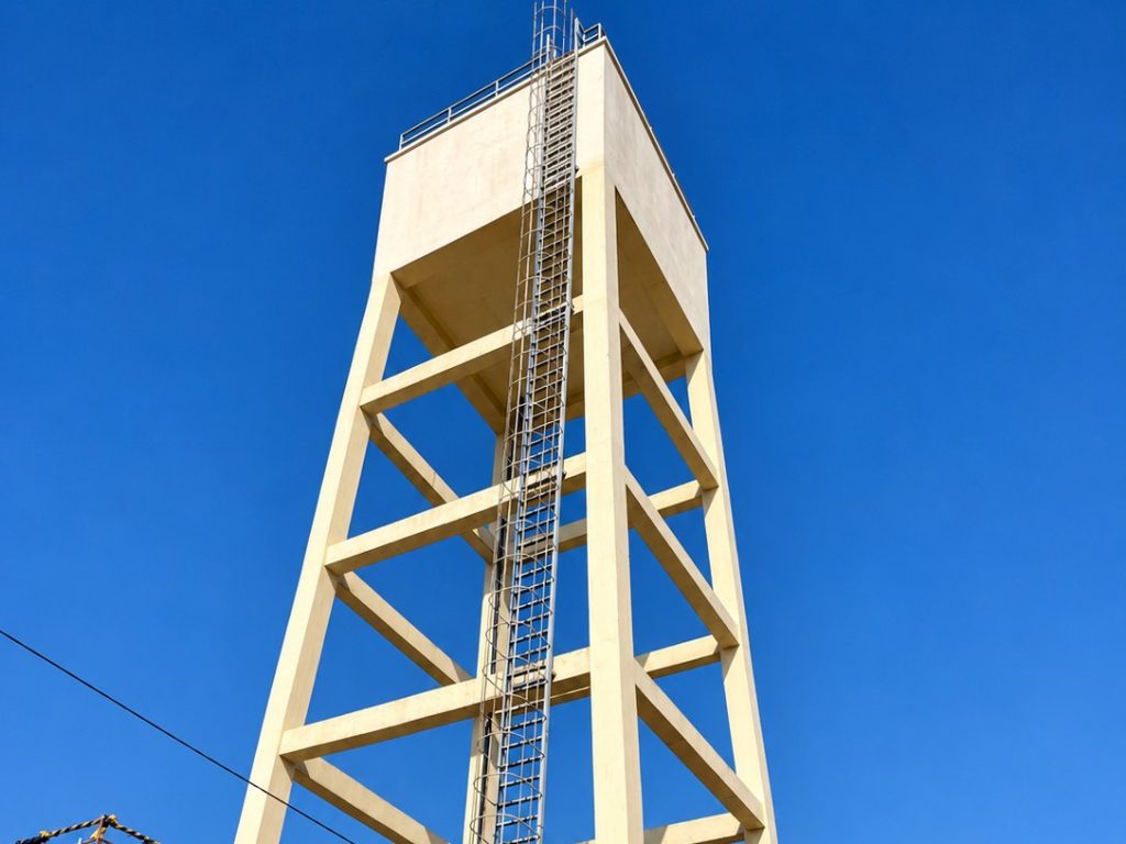Le château d’eau du réseau du village, sous un ciel bleu